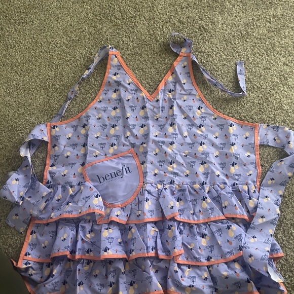 Benefit Cosmetics - Staff item. Watts up full apron - Picture 3 of 3
